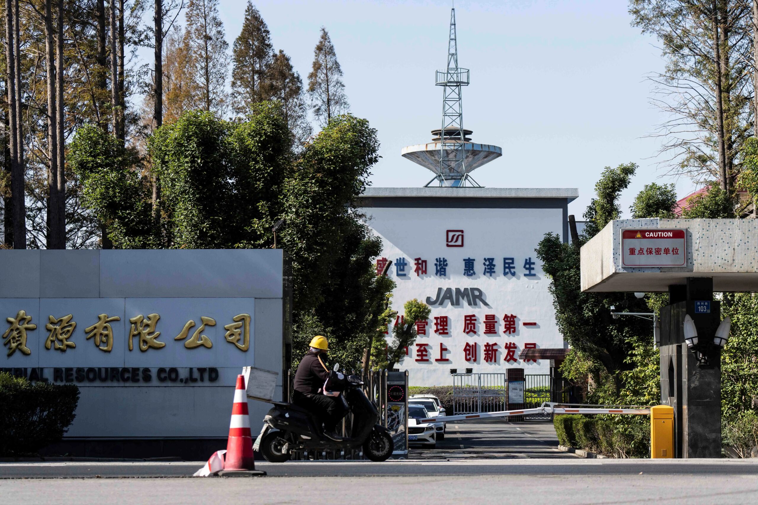 Placa em refinaria de terras raras em Wuxi (China) avisa: