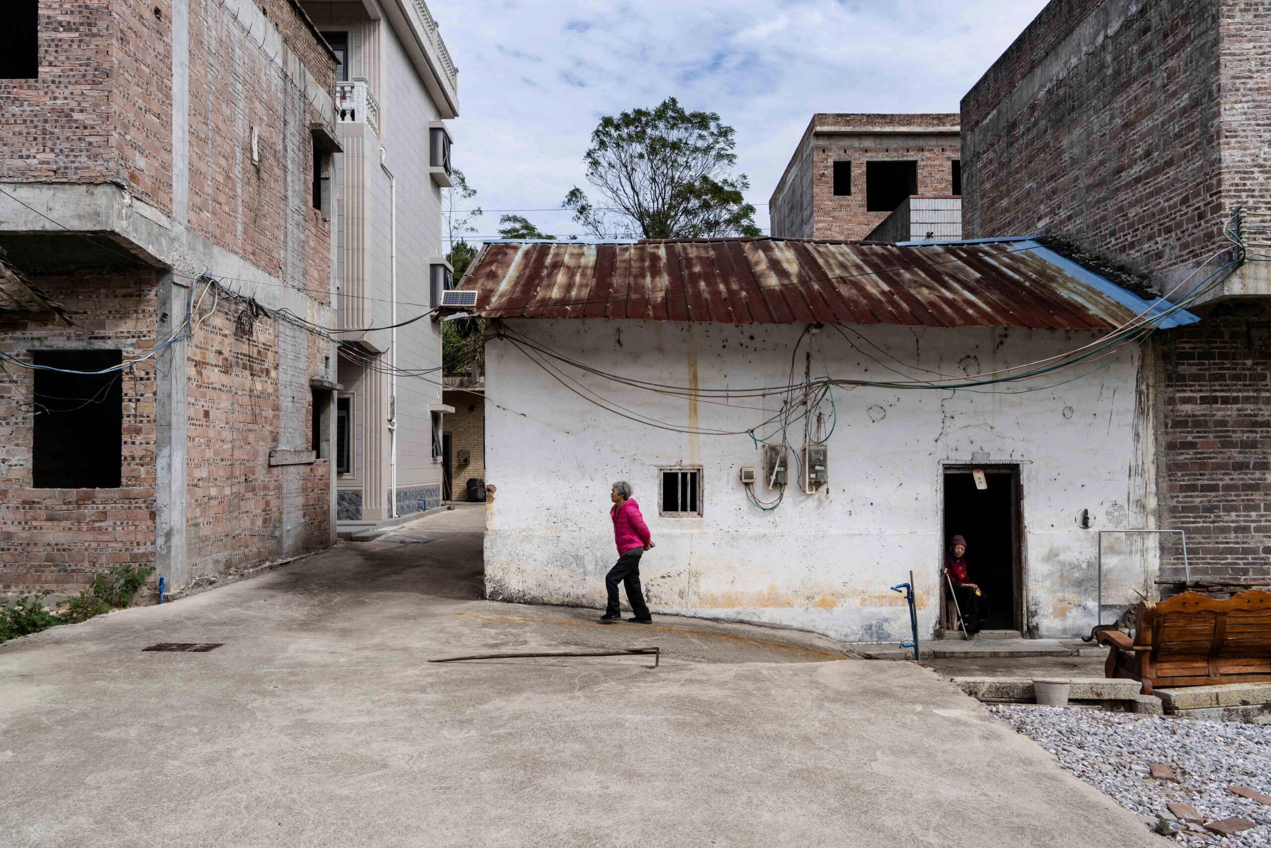 Casas numa vila na China; a mídia estatal chinesa tem destacado suposta superioridade do país sobre os EUA e encobre seus próprios problemas (Foto: Arquivo/The New York Times)