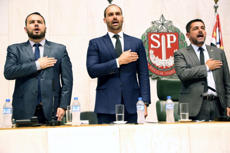 Eduardo's ally adopts surname Bolsonaro and suggests candidacy against Tarcísio
