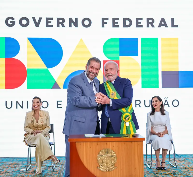 Carlos Lupi, from PDT, 'announces' PT's support for Kalil in MG, but the acronym denies it