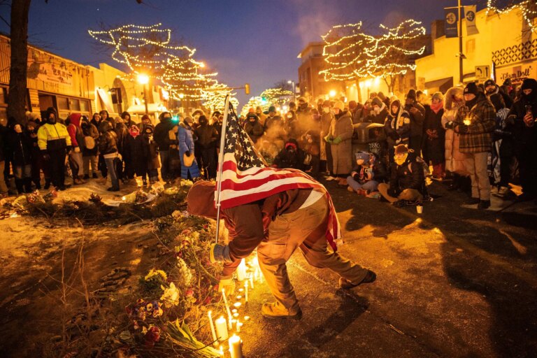 Memorial para Alex Pretti, manifestante morto em Minneapolis, EUA (Foto: David Guttenfelder/The New York Times)