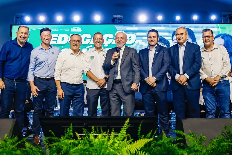 Valdemar 'will beat them', says Lula after posing with PL mayors at event