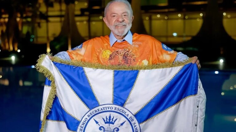 Lula accompanies parade in Sapucaí with ministers and presidents of state-owned companies

