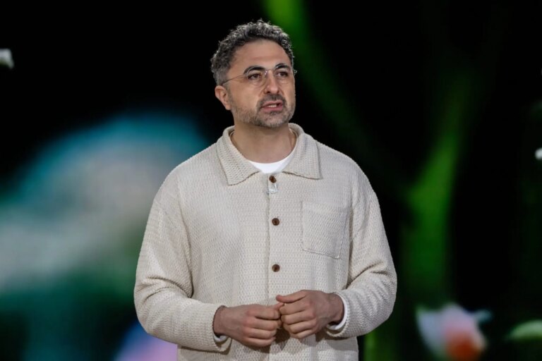 O CEO da Microsoft AI, Mustafa Suleyman, fala durante um evento que destaca o Microsoft Copilot, a ferramenta de inteligência artificial da empresa (Stephen Brashear/Getty Images)