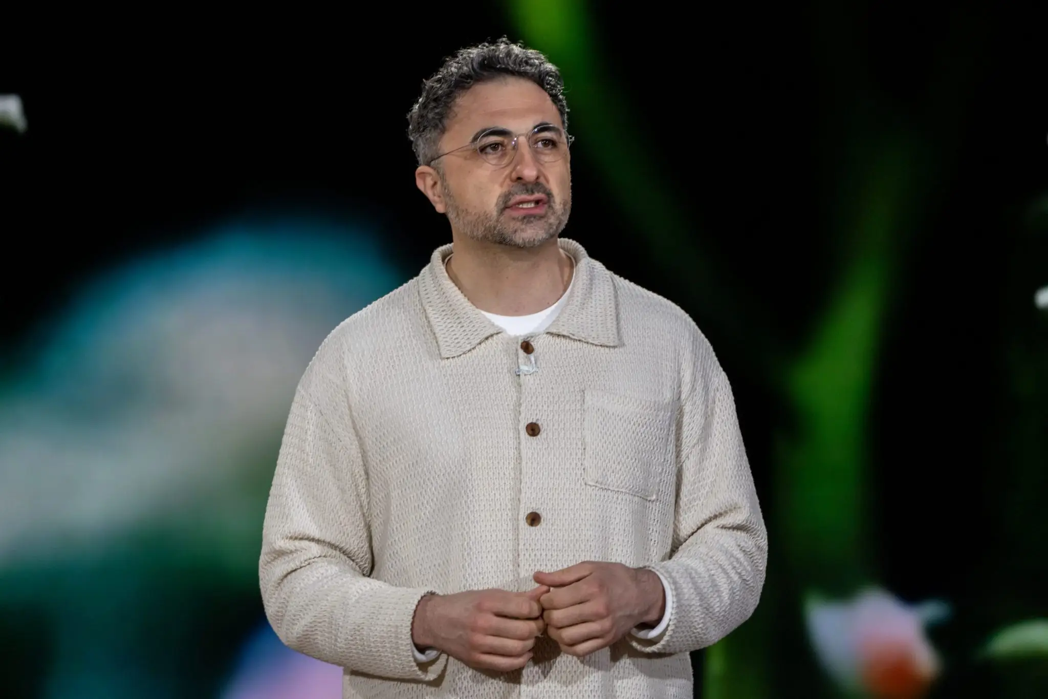 O CEO da Microsoft AI, Mustafa Suleyman, fala durante um evento que destaca o Microsoft Copilot, a ferramenta de inteligência artificial da empresa (Stephen Brashear/Getty Images)
