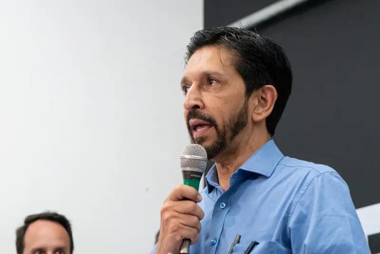 At an event with Flávio, Nunes says that Jair Bolsonaro 'has a difficult temper'
