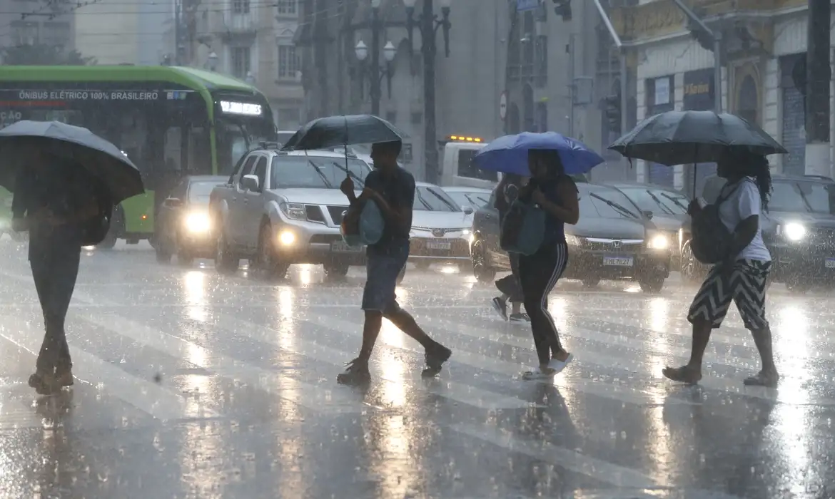Civil Defense warns of heavy rain with risk of hail and winds in SP until Tuesday