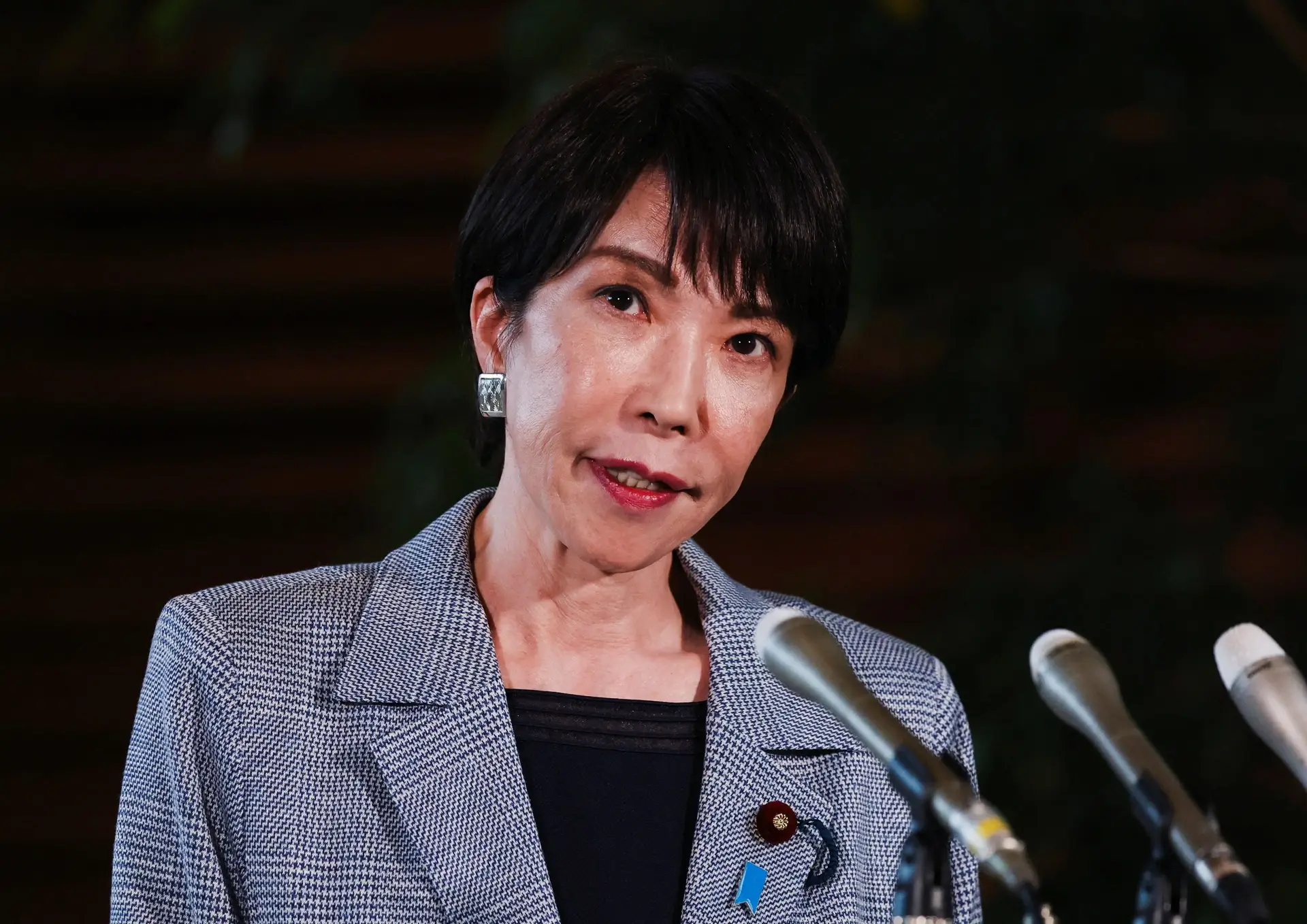 A primeira-ministra do Japão, Sanae Takaichi, fala com a imprensa após uma ligação telefônica com o presidente dos EUA, Donald Trump, em sua residência oficial em Tóquio, Japão, em 25 de novembro de 2025. REUTERS/Issei Kato