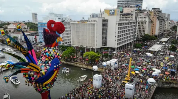 Lula accompanies parade in Recife with mayor João Campos and governor Raquel Lyra