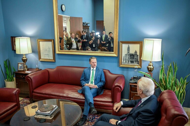 O representante comercial dos EUA, Jamieson Greer (de frente) (Foto: Kenny Holston/The New York Times)