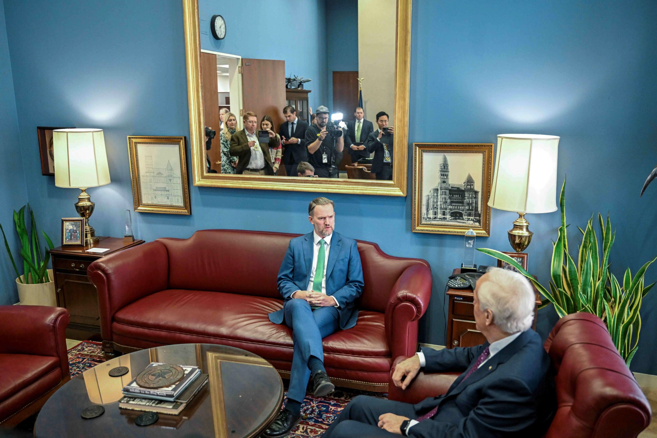 O representante comercial dos EUA, Jamieson Greer (de frente) (Foto: Kenny Holston/The New York Times)