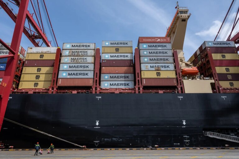 Um navio porta-contêineres no porto de Ningbo-Zhoushan, na província de Zhejiang, na China, em 27 de março de 2024. (Gilles Sabrie/The New York Times)
