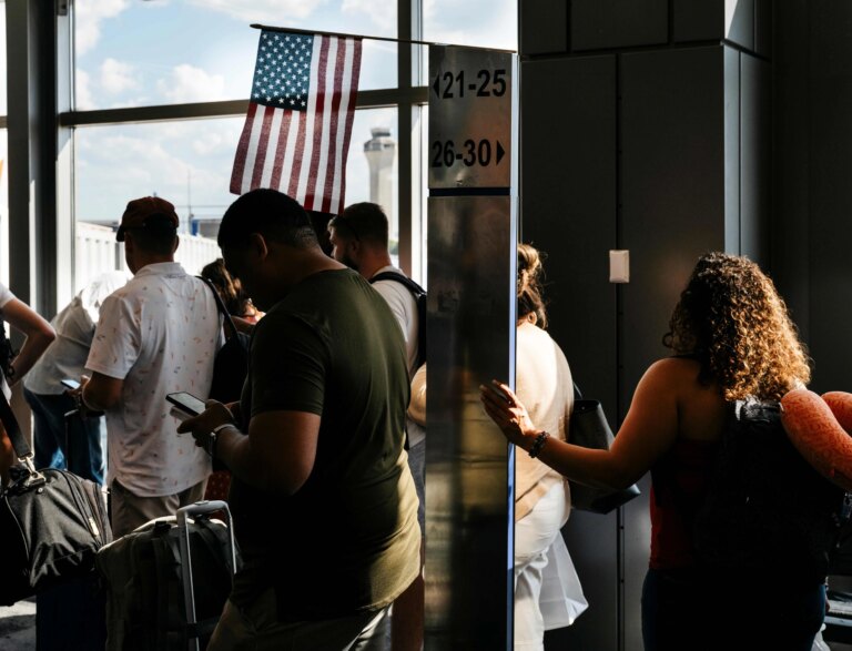 Passageiros em fila de embarque em aeroporto dos EUA (Foto: Carter Johnston/The New York Times)