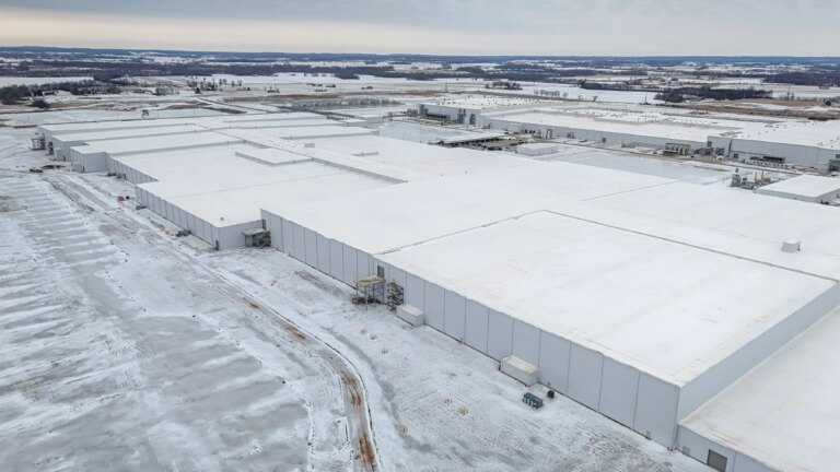 Fábrica desativada de baterias da Ford, em Glendale, EUA (Foto: Jon Cherry/The New York Times)