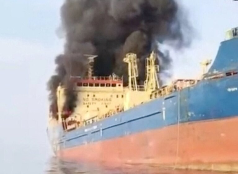 Fumaça sobe de um petroleiro sob sanções dos Estados Unidos, atingido ao largo da península de Musandam, em Omã, em imagem retirada de um vídeo obtido pela REUTERS em 1º de março de 2026