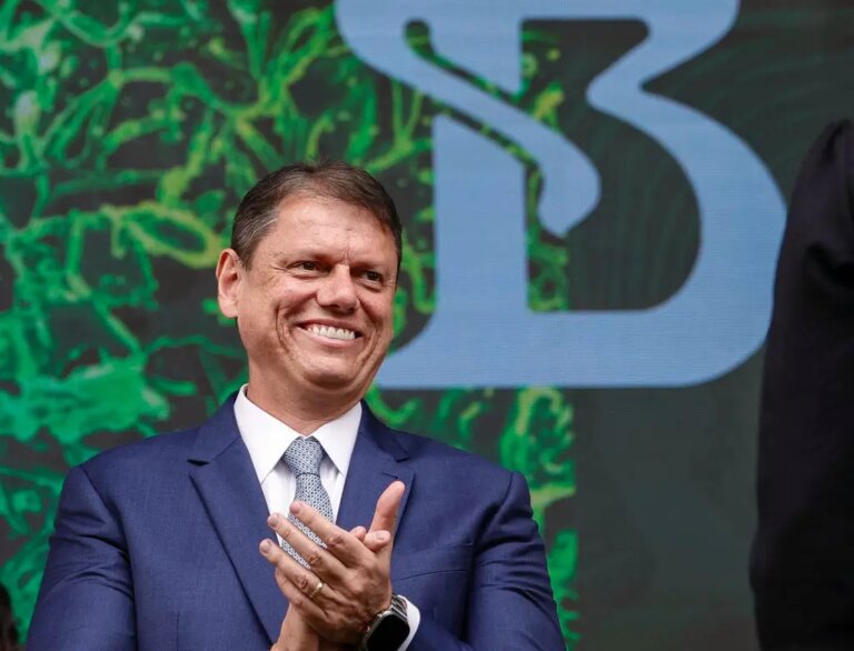 Tarcísio leads all scenarios and scores up to 49% in the dispute in SP, according to research
