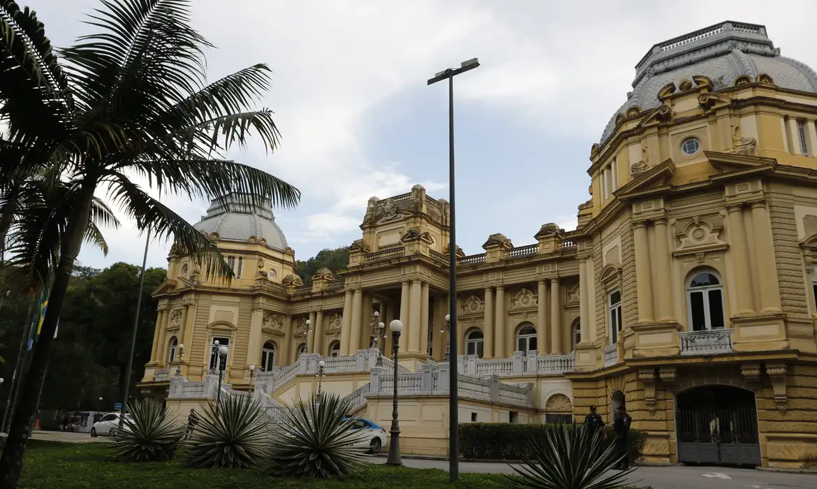 Acting governor of Rio de Janeiro postpones call for buffer election
