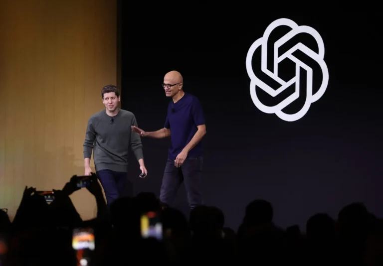 O CEO da OpenAI, Sam Altman (à esquerda), e o CEO da Microsoft, Satya Nadella (Foto: Justin Sullivan/Getty Images/Fortune)