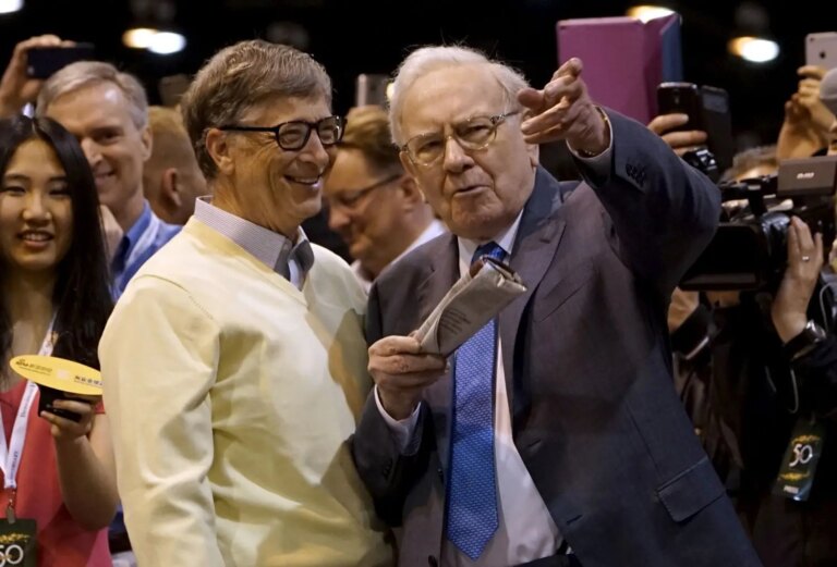 O megainvestidor Warren Buffett (à direita), ao lado do fundador da Microsoft Bill Gates, em 04/05/2024 REUTERS/Rick Wilking
