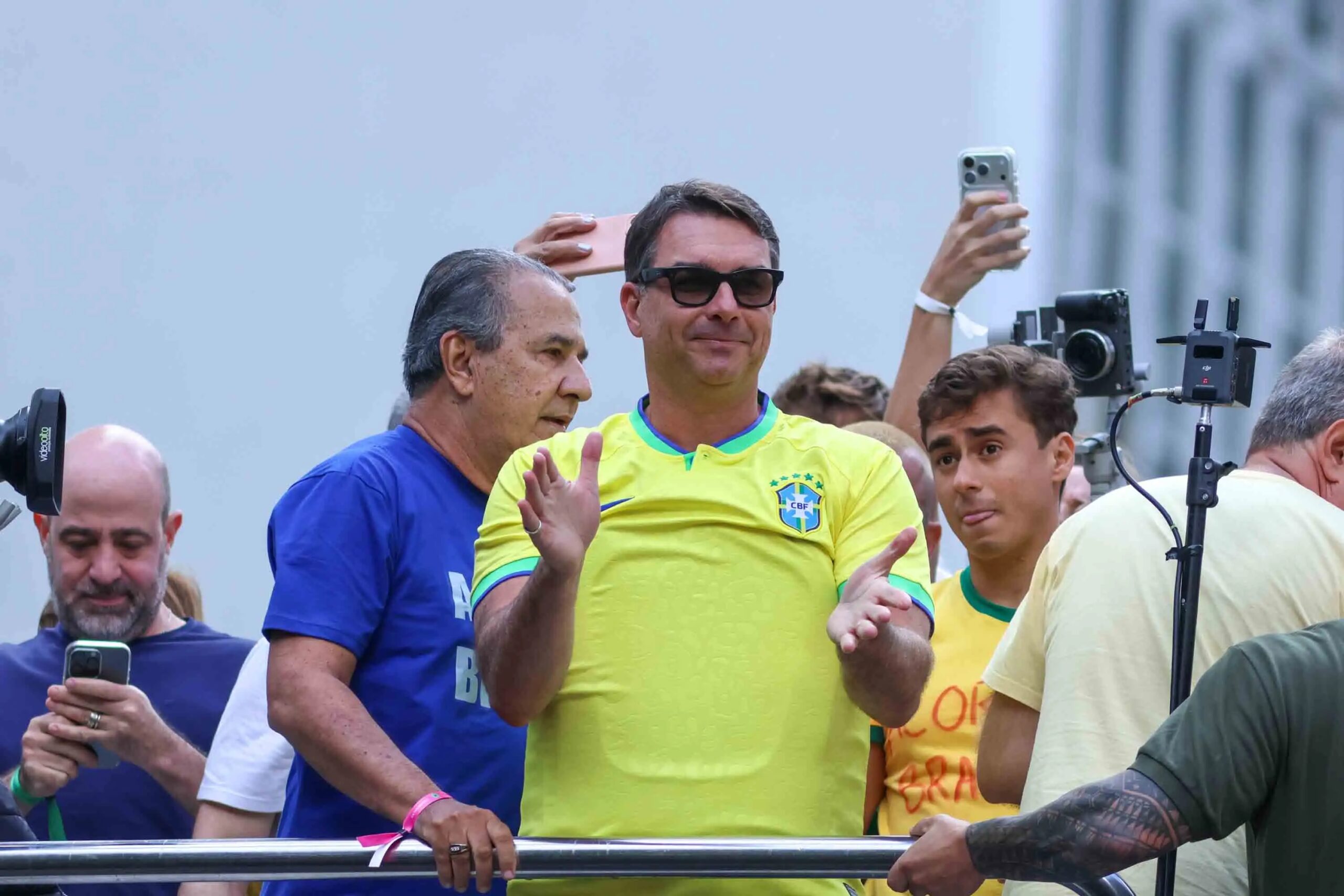 Flávio Bolsonaro wore a bulletproof vest during an event on Avenida Paulista