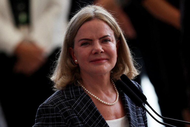 Gleisi classifies credit card revolving fees as 'criminal'
