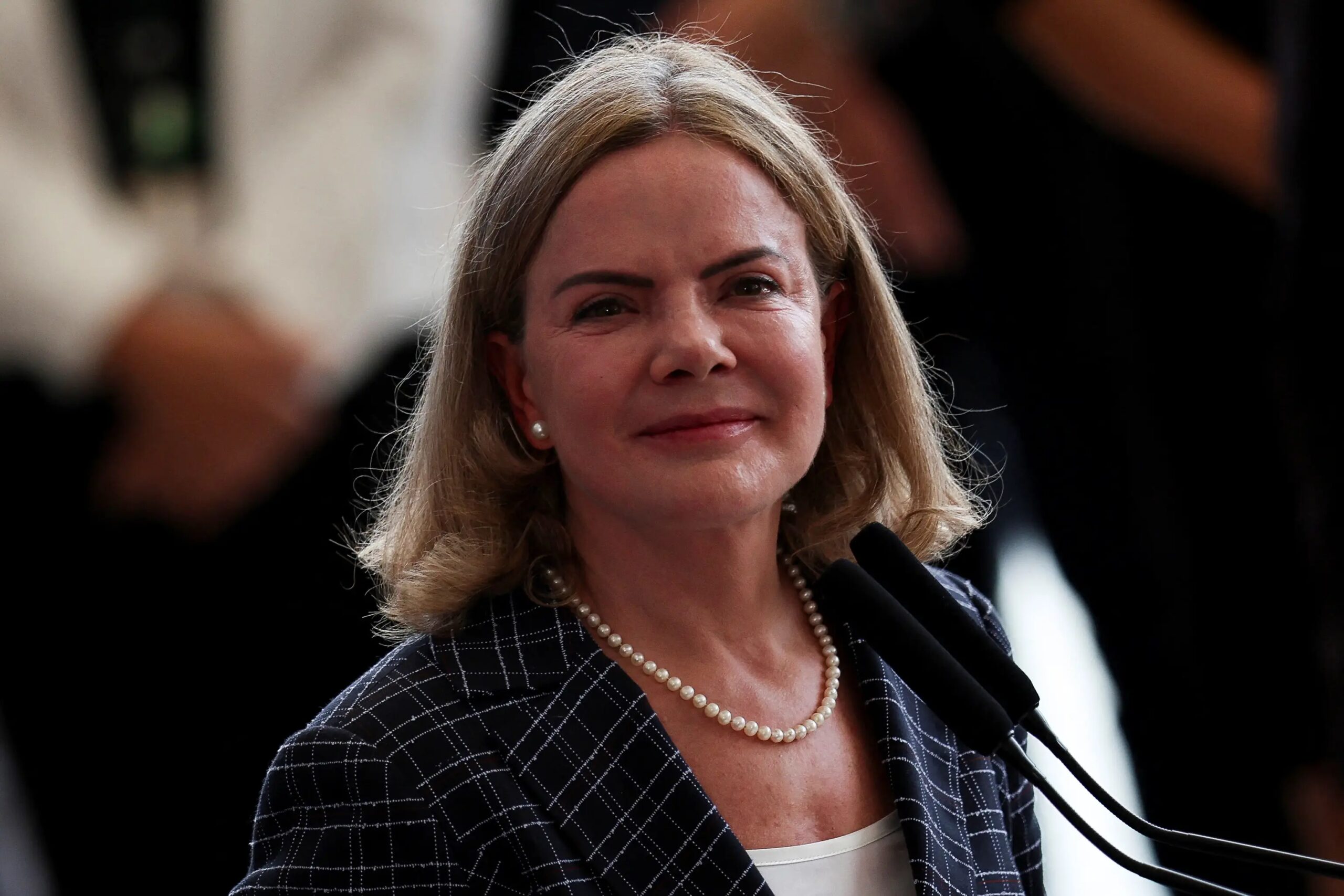 Gleisi classifies credit card revolving fees as 'criminal'