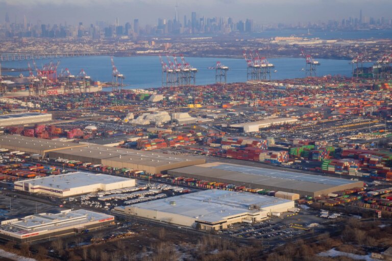Terminal de contêineres em porto dos EUA; a globalização enfrenta nova crise com guerra no Irã (Foto: Vincent Alban/The New York Times)
