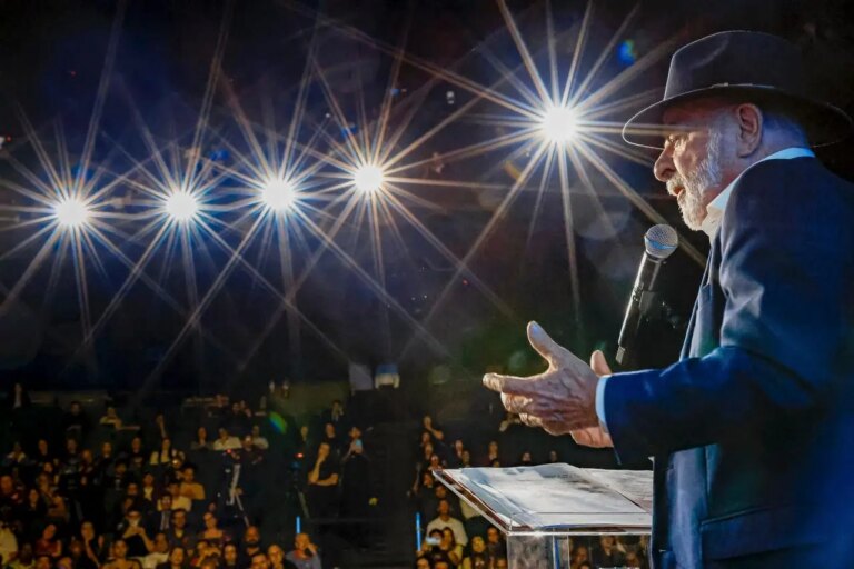 Lula confirms candidacy for reelection and raises tone against extreme right
