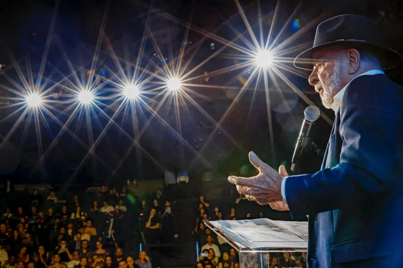 Lula confirms candidacy for reelection and raises tone against extreme right