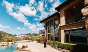 Super-rich change the way they buy houses, and the real estate market becomes an exclusive club