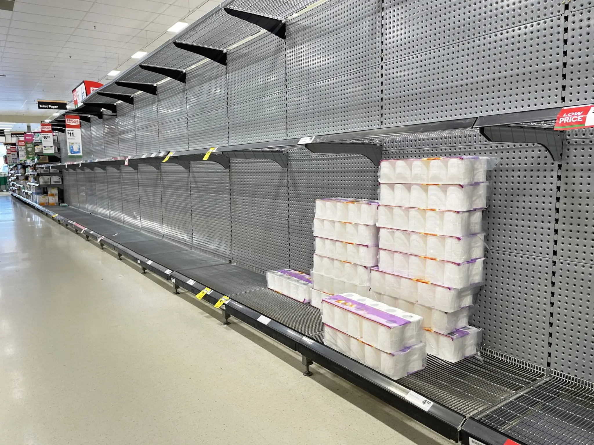 Na pandemia de 2020, houve falta de papel higiênico por pânico dos consumidores, e agora guerra no Irã causa novos temores (Foto: Andrew Merry/Getty Images/Fortune)