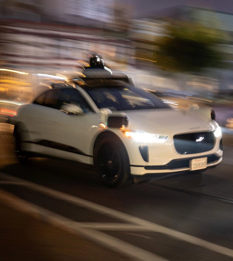 Imagem de arquivo mostra robotáxi da empresa de carros autônomos Waymo, em San Francisco, EUA (Foto: Loren Elliott/The New York Times)