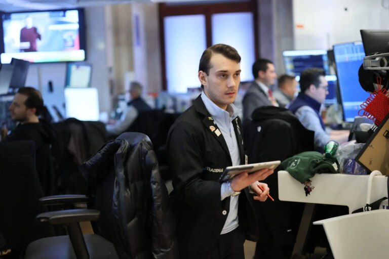 Operadores trabalham na bolsa de Nova York (Foto: Michael M. Santiago/Getty Images)