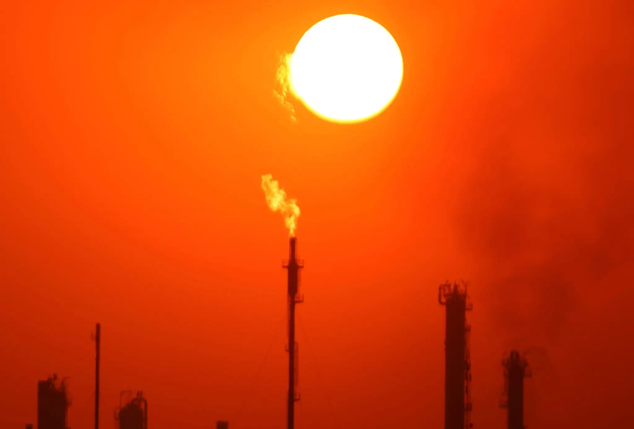 Guerra no Irã força os principais produtores de petróleo a iniciar corte da produção nas refinarias (Foto: Ahmad Al-Rubaye /AFP/Getty Images/Fortune)