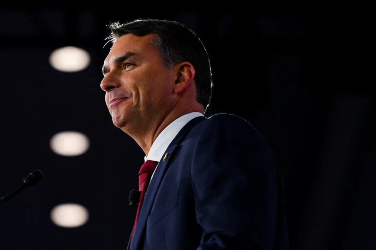 Flávio Bolsonaro calls for unity on the right after barbs between Carlos and Nikolas Ferreira
