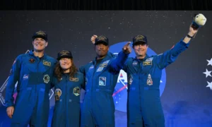 Musk and Bezos compete to return to the Moon and lead space data centers