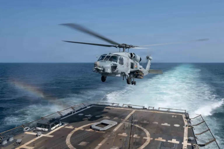 Helicóptero decola de navio militar americano (Forot: Divulgação/Marinha dos EUA)