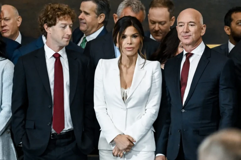 Até Mark Zuckerberg (à esquerda) e Jeff Bezos (à direita) perderam bilhões neste ano com oscilações de mercado (Foto: Kenny Holston/The New York Times/AFP/Getty Images/Fortune)