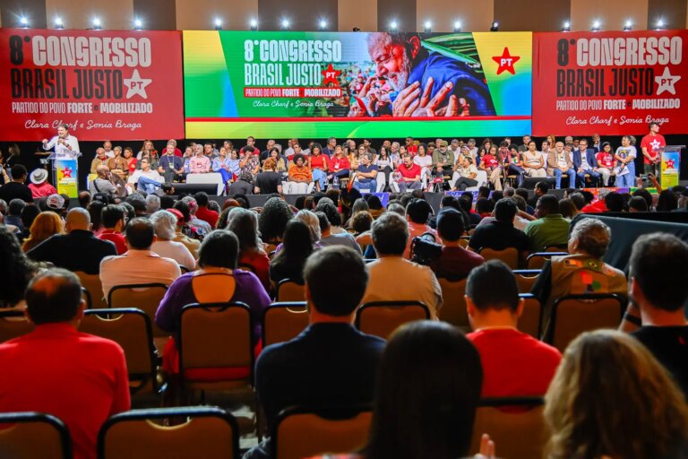 PT approves manifesto with guidelines for 2026 elections and nods to the center
