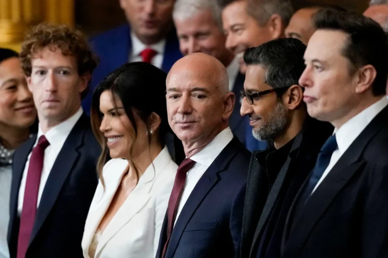 Os bilionários Zuckerberg, Bezos e Musk durante evento (Foto: AP Photo/Bloomberg/Getty Images)