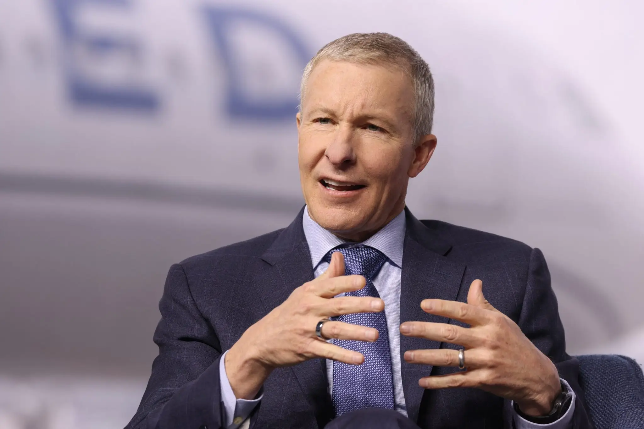 United Airlines CEO says he naps for 20 minutes on the office floor every day