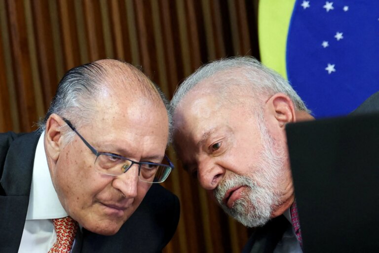O presidente do Brasil, Luiz Inácio Lula da Silva, conversa com o vice-presidente Geraldo Alckmin durante uma reunião ministerial no Palácio do Planalto, em Brasília, Brasil, em 31 de março de 2026. REUTERS/Adriano Machado