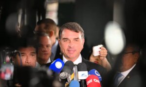 Flávio Bolsonaro denies content of website article about request for support for Vorcaro