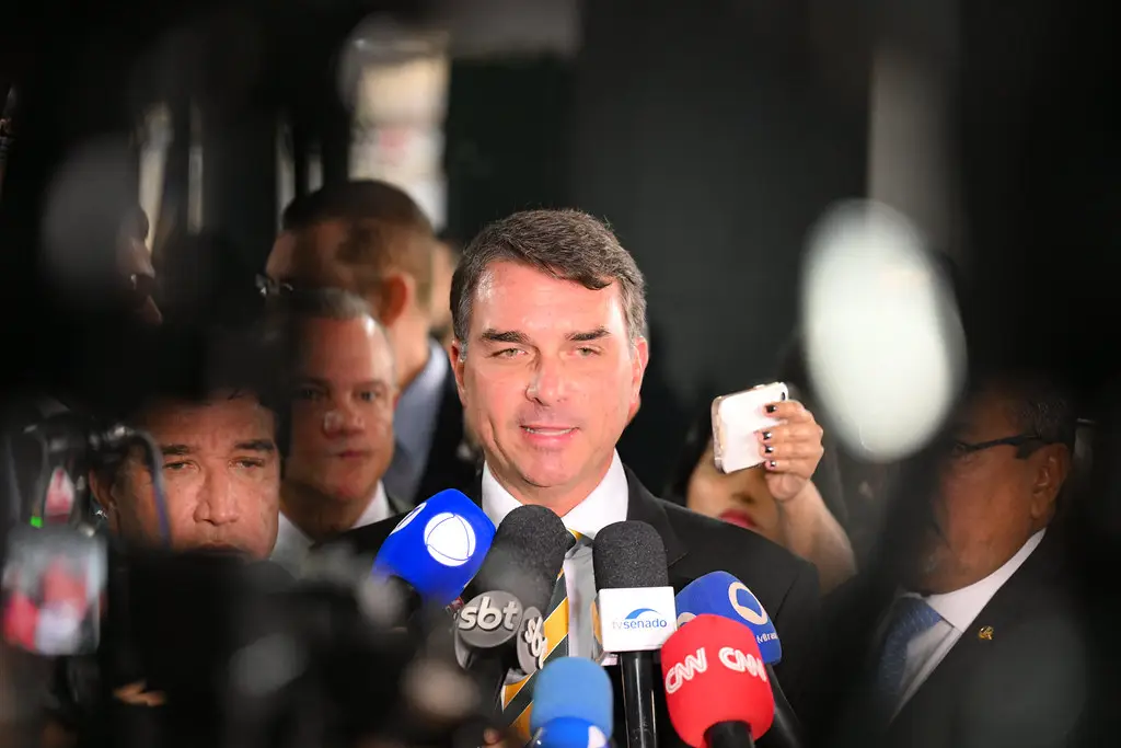 Flávio Bolsonaro contradicts his stance on re-election and talks about an '8-year' government