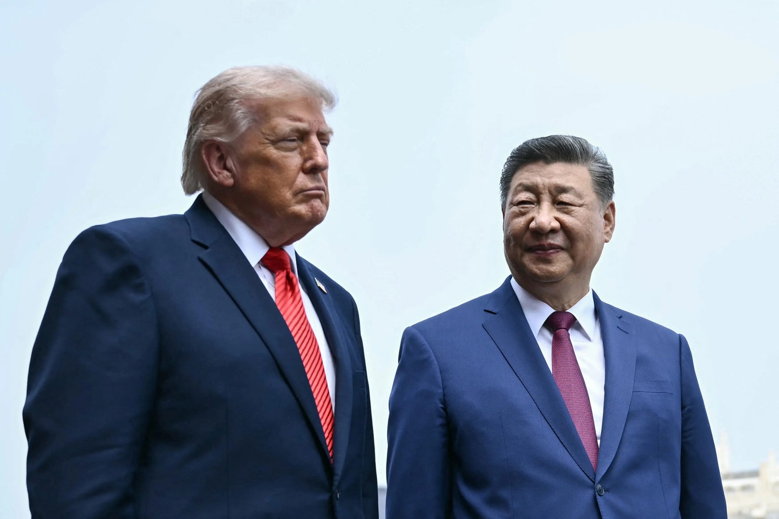O presidente da China, Xi Jinping, e o presidente dos Estados Unidos, Donald Trump, visitam o Templo do Céu, em Pequim, em 14 de maio de 2026. BRENDAN SMIALOWSKI/Pool via REUTERS
