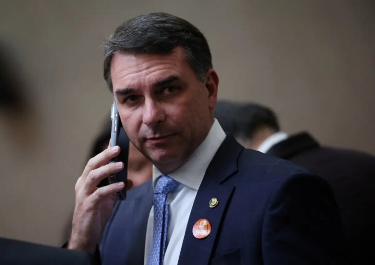 Flávio Bolsonaro changes pre-campaign marketer after crisis with Vorcaro case
