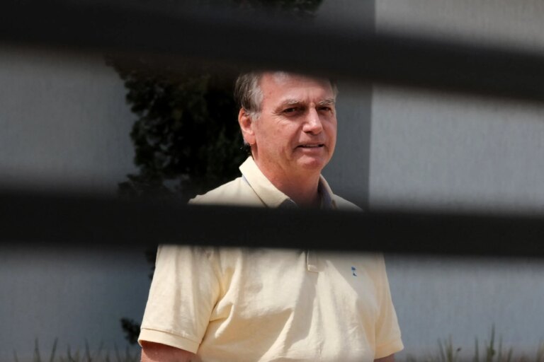 Bolsonaro has 'good evolution' and will begin rehabilitation protocol, says hospital
