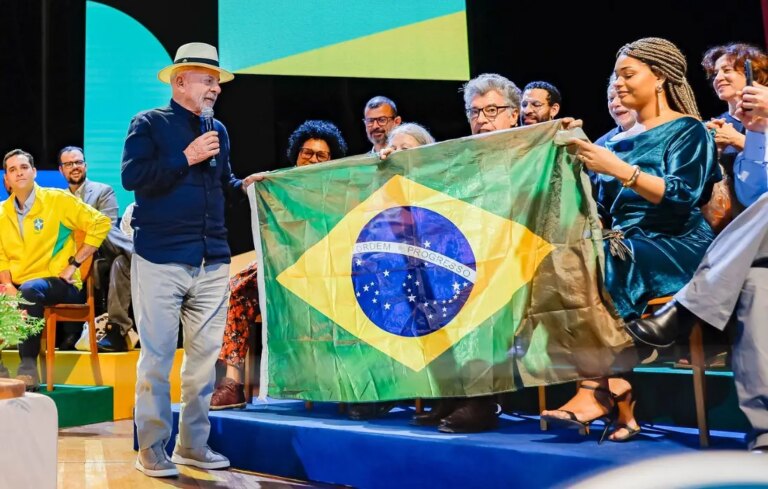 Lula defends the use of green and yellow by the left: “Don’t leave it to fascists”
