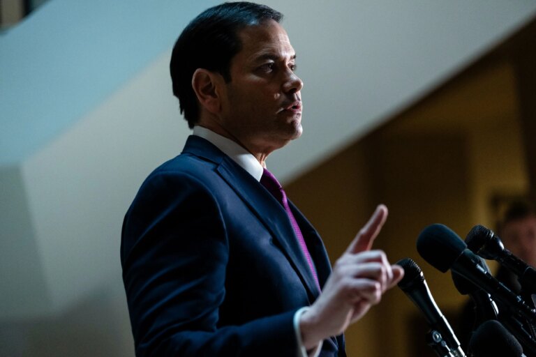 Son of Cuban immigrants, Trump's secretary gets closer to the goal of changing the island
