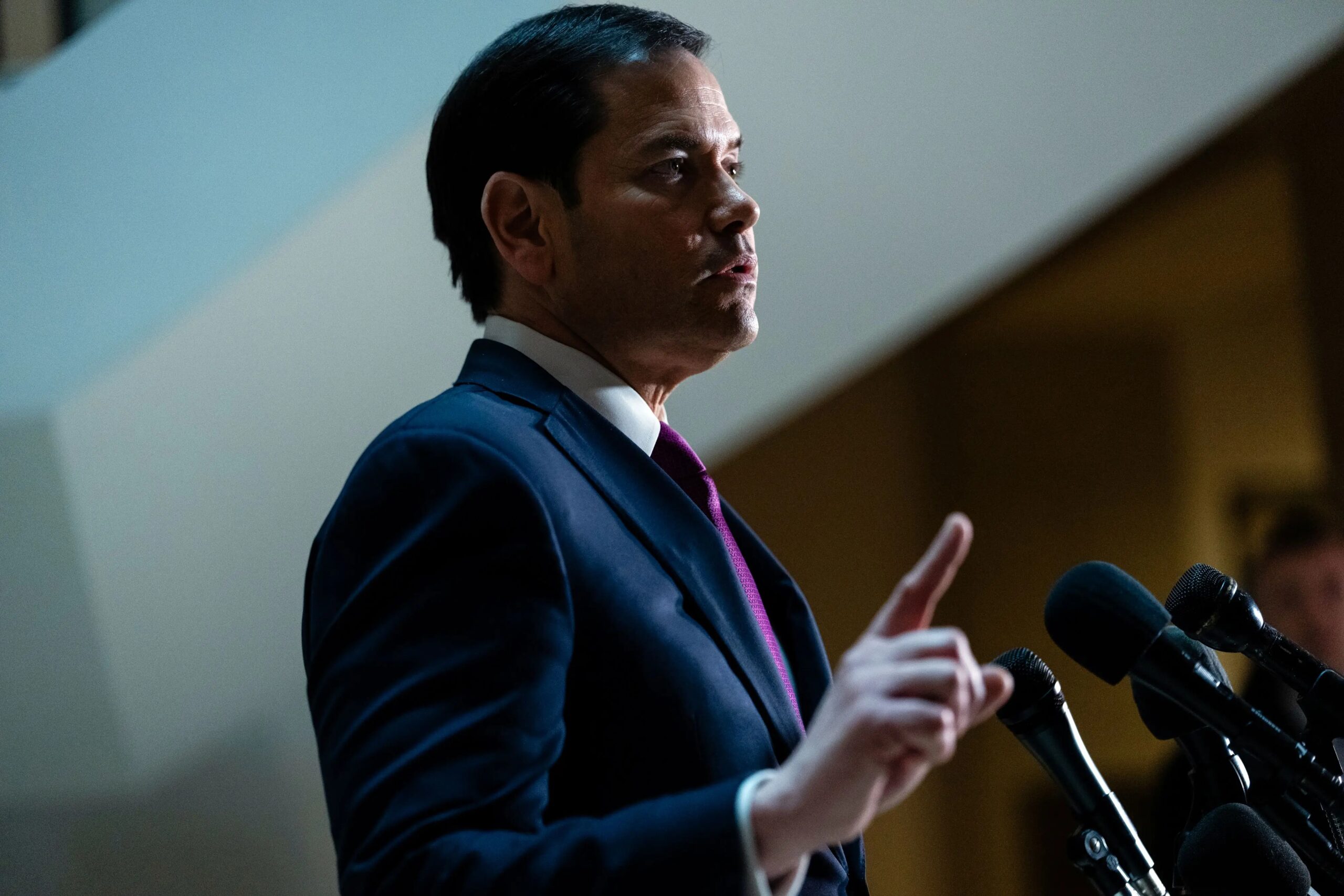 Son of Cuban immigrants, Trump's secretary gets closer to the goal of changing the island